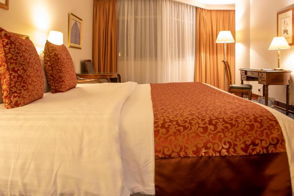 Postel nebo postele na pokoji v ubytování Abha Palace Hotel