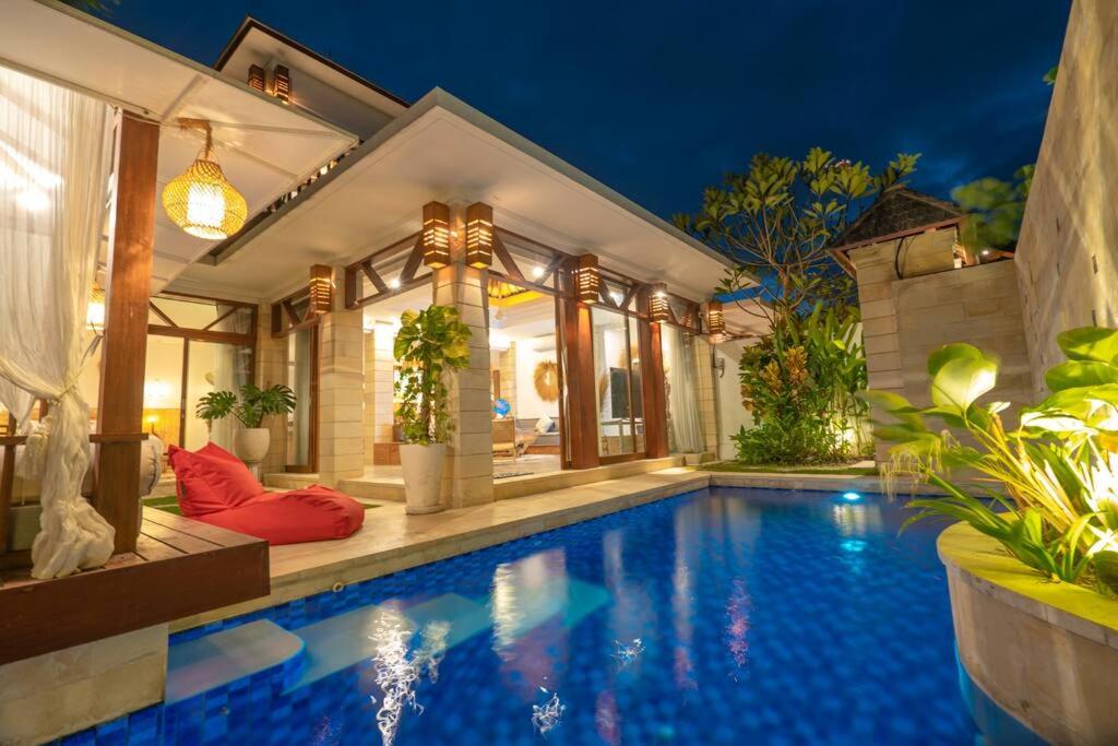 ein Swimmingpool vor einem Haus in der Unterkunft Miracle villa Canggu in Canggu