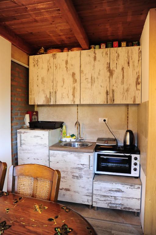 Kuchyň nebo kuchyňský kout v ubytování Vila Carobni Kutak