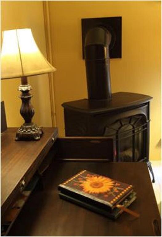 Munro House Bed and Breakfast - Queen Room With Spa Bath - Clara's Room