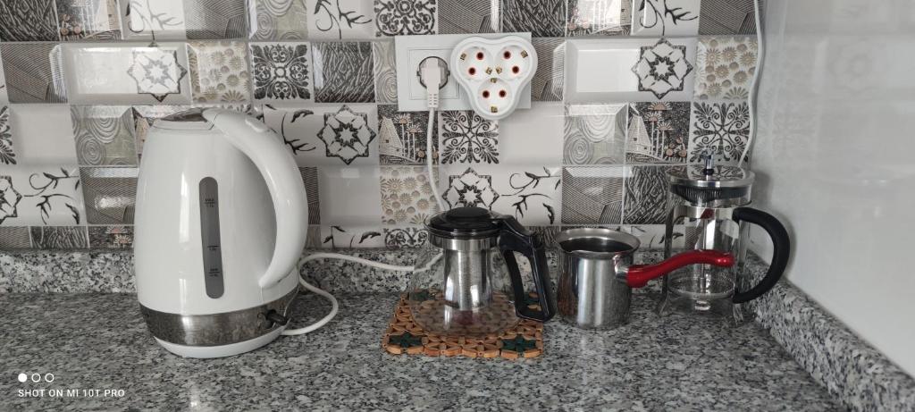 Příslušenství pro přípravu čaje a kávy v ubytování Family Apart-Hotel ''2022''- 5