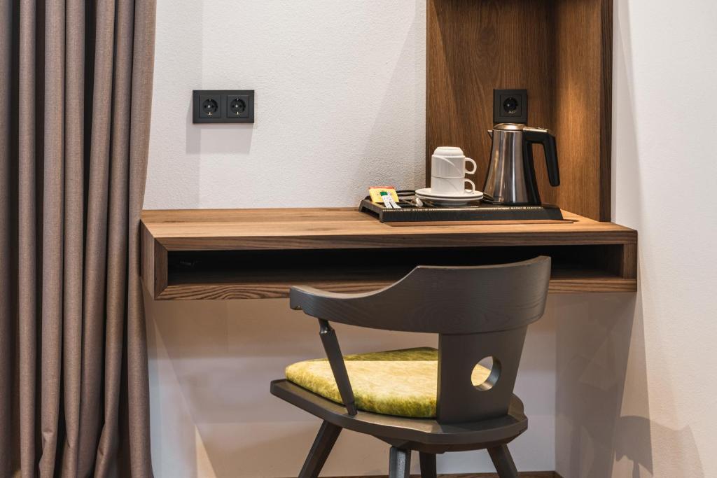 Příslušenství pro přípravu čaje a kávy v ubytování Boutique Hotel Planlim