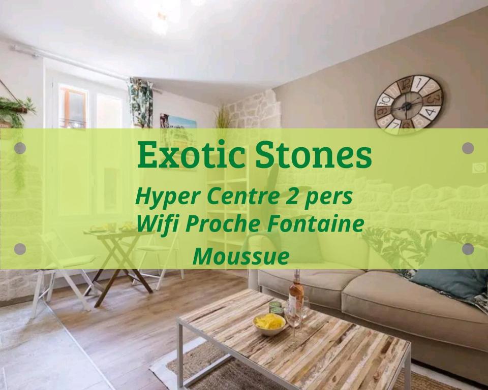uma sala de estar com um sofá e uma mesa em Exotic Stones Hyper Centre Fontaine Moussue em Salon-de-Provence