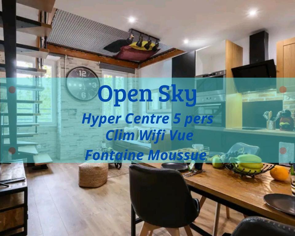 uma cozinha ao ar livre com uma mesa num quarto em OPEN SKY Industry Hyper Centre Fontaine Moussue em Salon-de-Provence