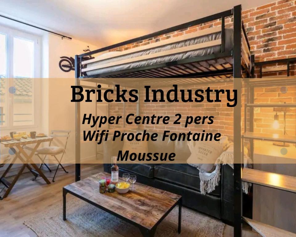 a living room with a coffee table and a brick wall at Bricks Industry Hyper Centre Fontaine Moussue in Salon-de-Provence