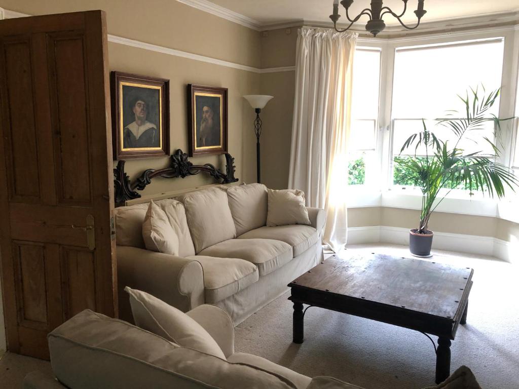 Pretty Victorian House. Centre Bath - Housity