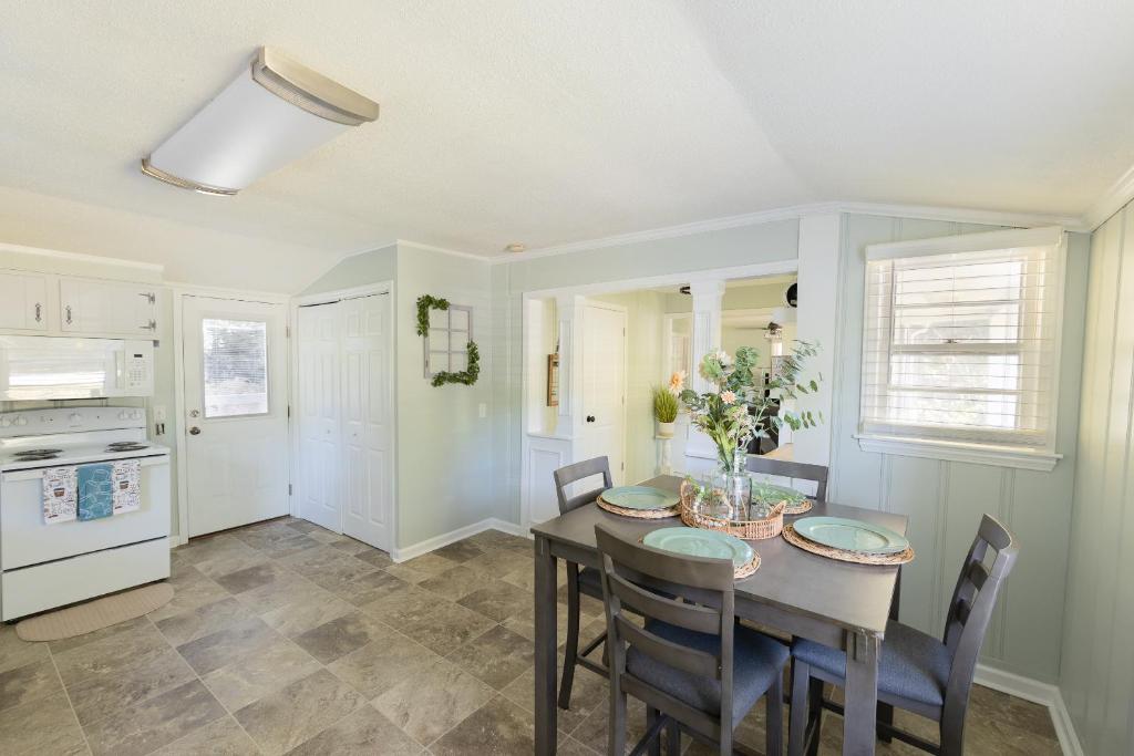 a kitchen and dining room with a table and chairs at Cute n' Comfy Capers in Columbia