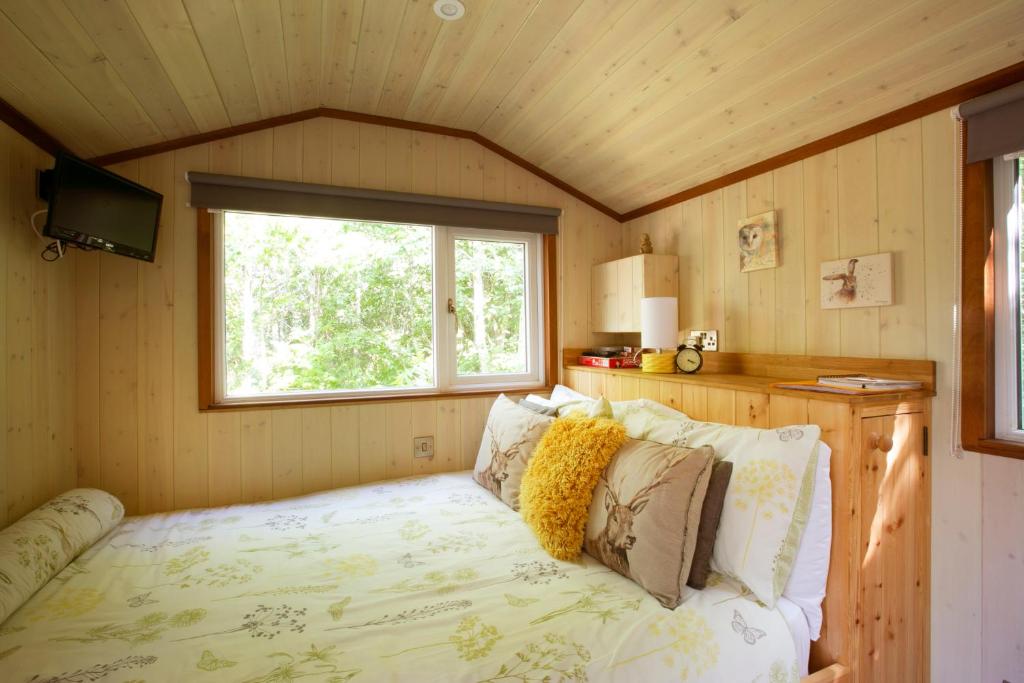 Postel nebo postele na pokoji v ubytování Riverwood Farms Shepherds Hut