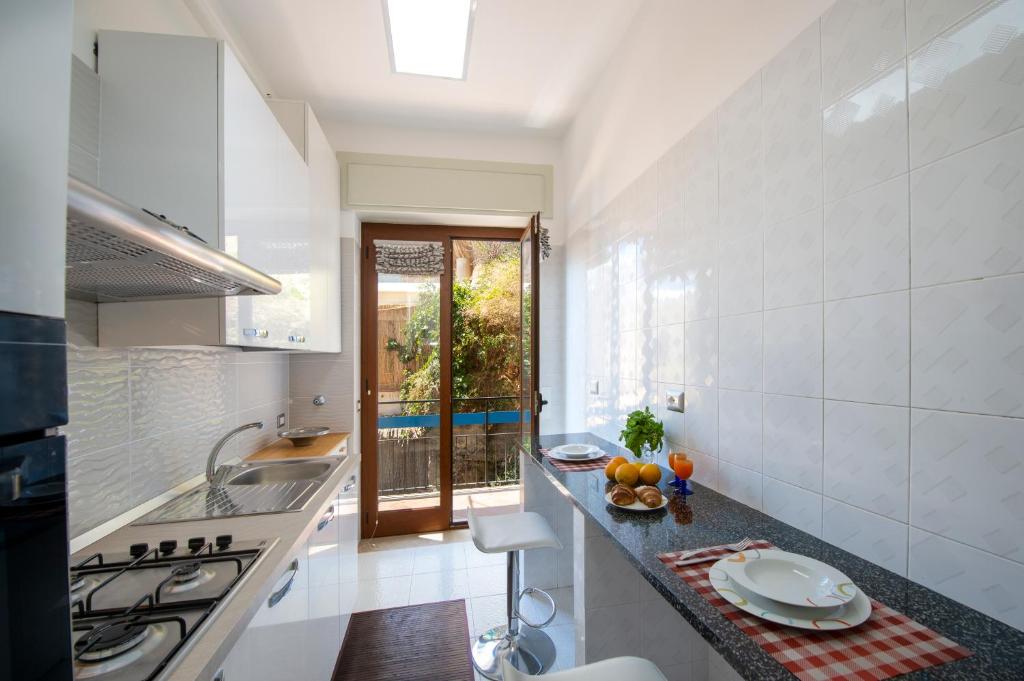 Кухня или мини-кухня в Lily House Amalfi
