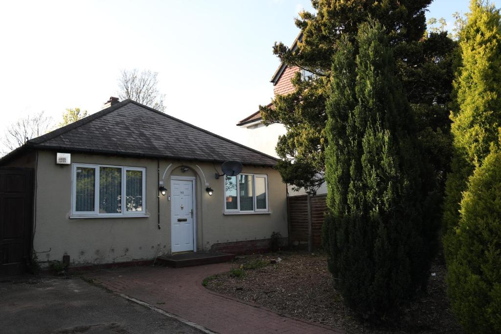a small house with a tree in front of it at cosy 3-bed bungalow nec airport close to amenities in Birmingham