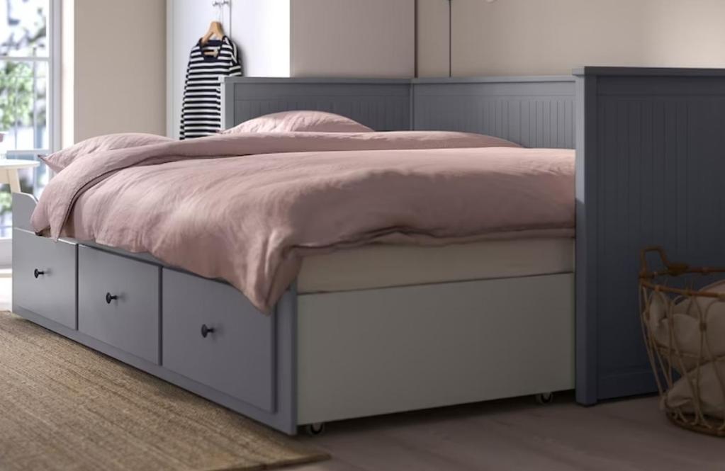 ein Schlafzimmer mit einem Bett mit einer rosa Decke darauf in der Unterkunft Appartment am Egghof in Oberperfuss