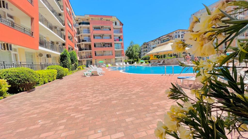 The swimming pool at or close to Bratanov Sunset Beach 3