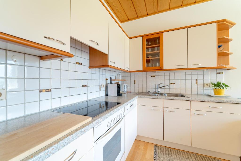 Kuchyňa alebo kuchynka v ubytovaní Rosi's Wörthersee apartment