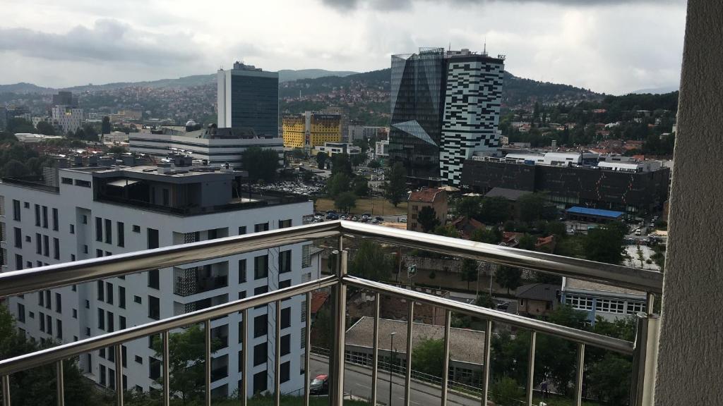 een uitzicht op de stad vanuit een gebouw bij S&A Apartment Sarajevo in Sarajevo