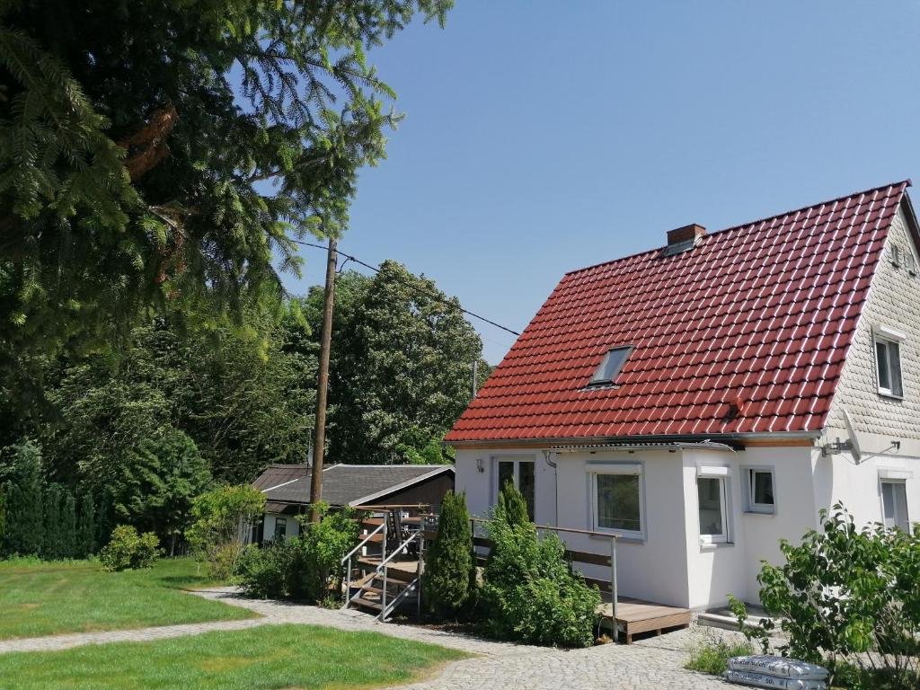 uma casa branca com um telhado vermelho em Käthes Sommerhaus em Schöna
