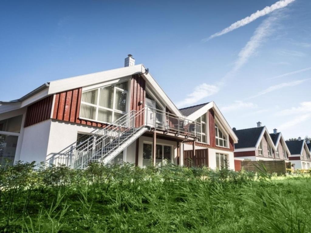 uma casa na colina com relva em Seestern 1 - Nordhorn - a69856 em Nordhorn