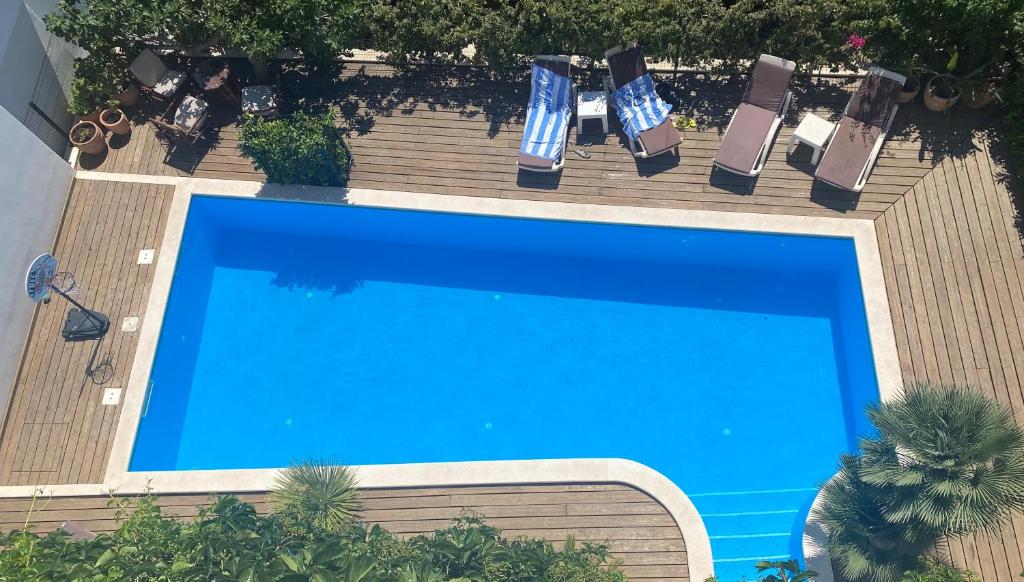 Bazén v ubytování Vista deluxe apartment nebo v jeho okolí