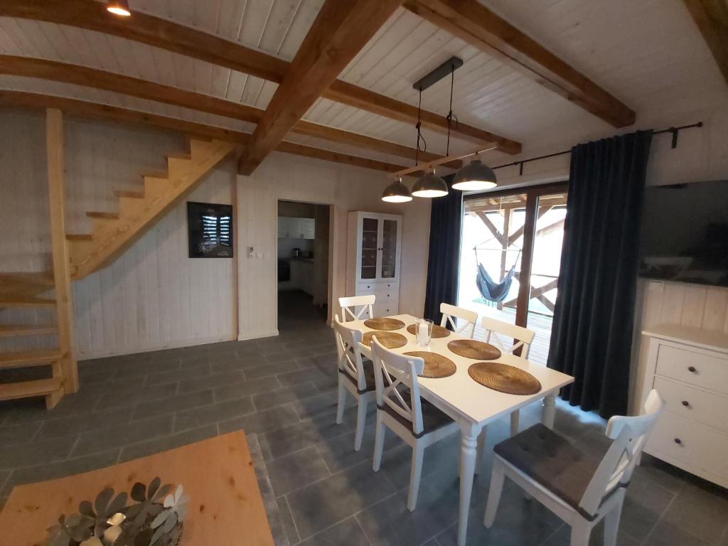 Televízia a/alebo spoločenská miestnosť v ubytovaní Domek Paralotniarza