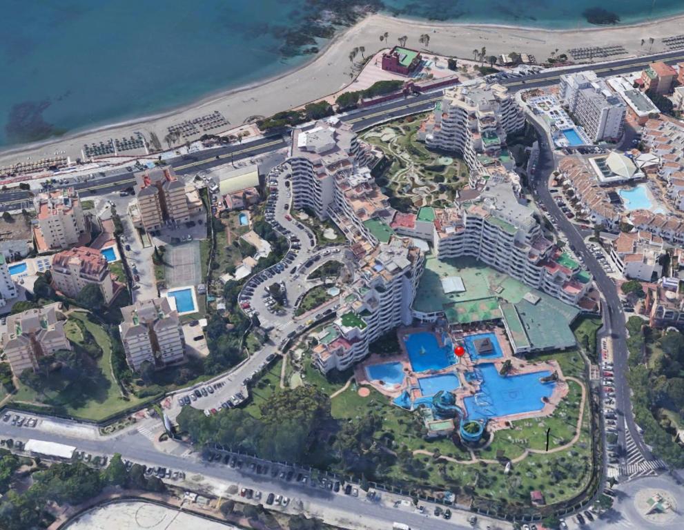 Pohľad z vtáčej perspektívy na ubytovanie BenalBeach Casa Kito Relax 1ª Linea de Playa