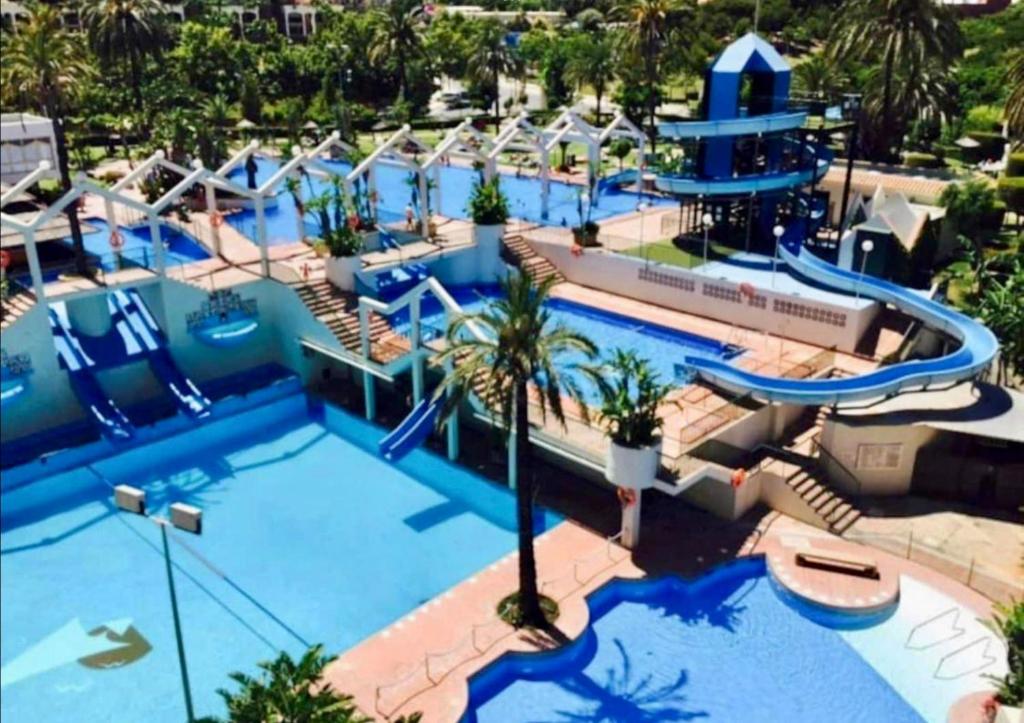 Bazén v ubytovaní BenalBeach Casa Kito Relax 1ª Linea de Playa alebo v jeho blízkosti