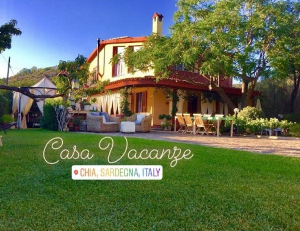芡歐的住宿－Casa vacanze Richi&Michi Chia，前面有草坪的房子