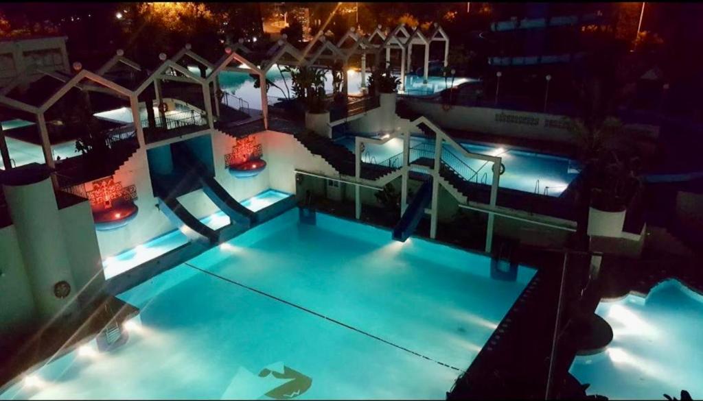 Bazén v ubytovaní BenalBeach Casa Kito Relax 1ª Linea de Playa alebo v jeho blízkosti