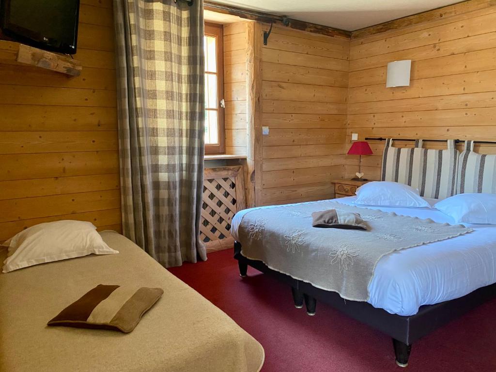 Postel nebo postele na pokoji v ubytování Alp'Hotel