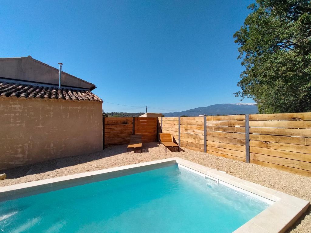 a swimming pool in the backyard of a house at GITE LE TILLEUL in Mormoiron