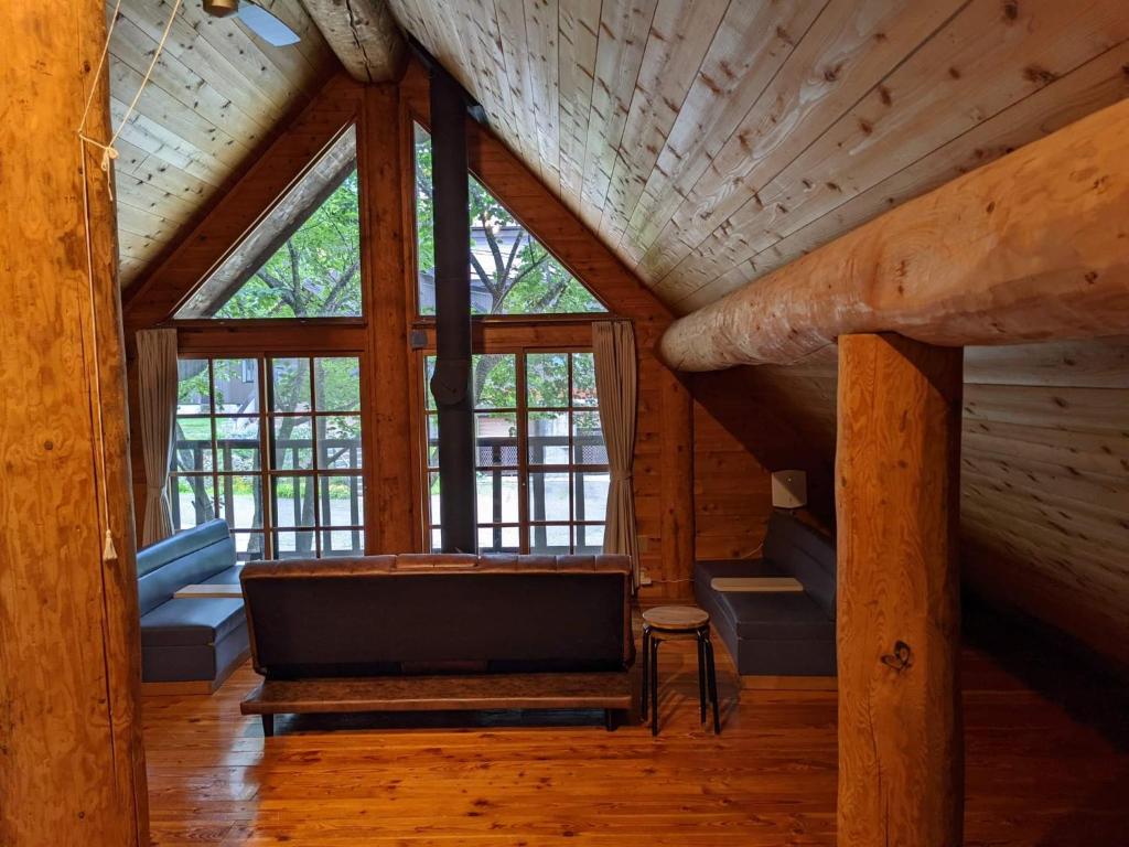 Posezení v ubytování White Tree Log House Madarao Tangram