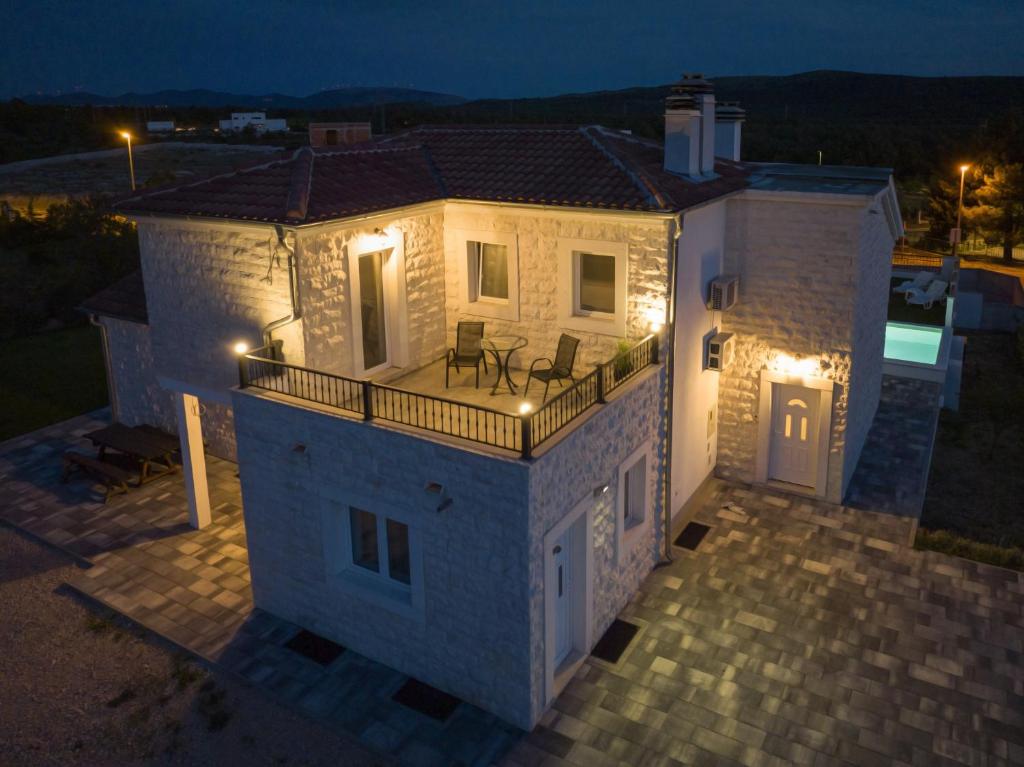 Budova, kde se vila nachází
