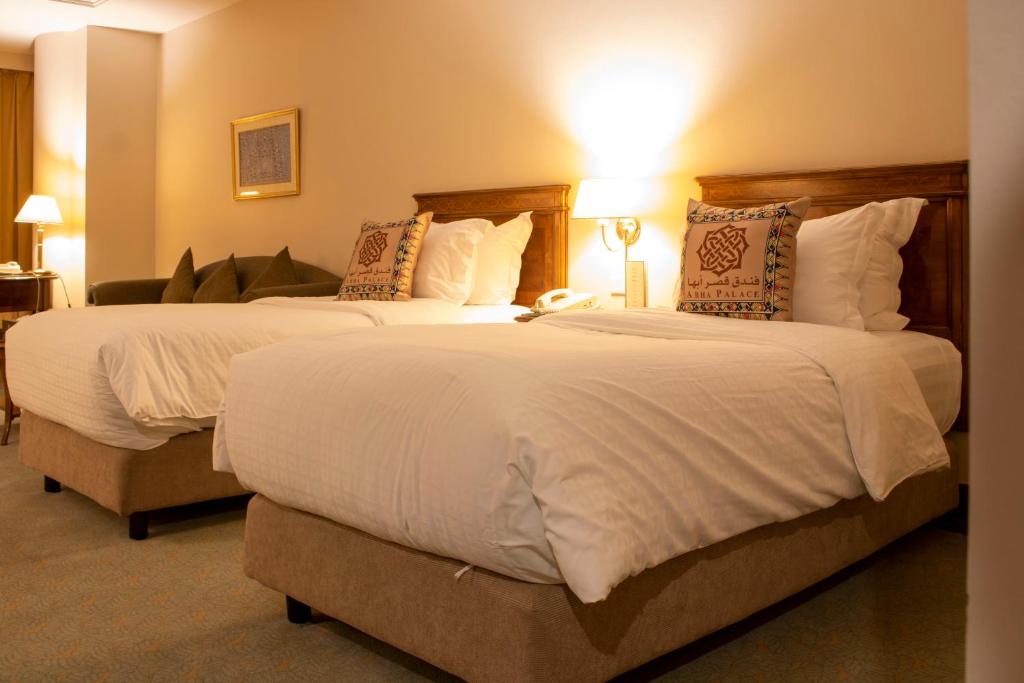 Postel nebo postele na pokoji v ubytování Abha Palace Hotel