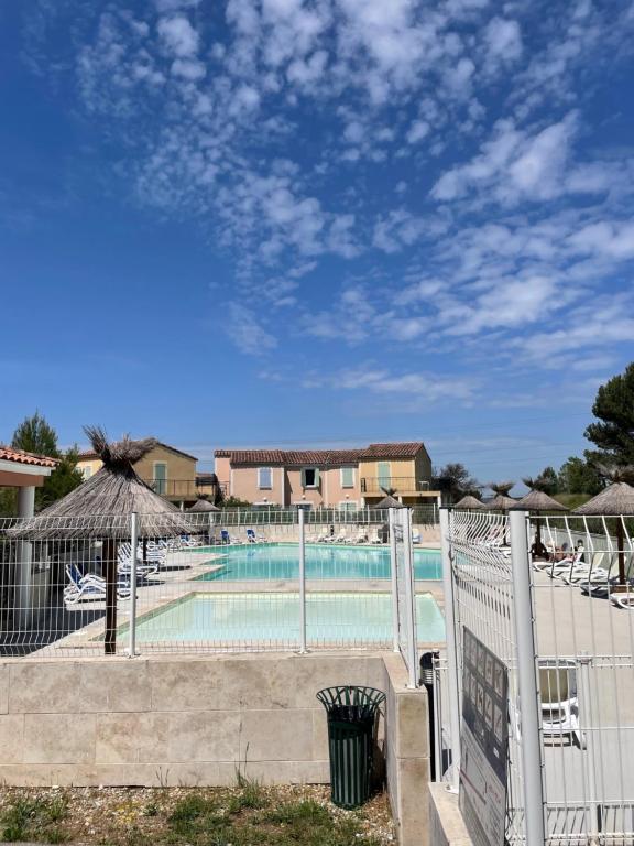 - une piscine dans un complexe avec des chaises dans l'établissement Beauséjour nature et chevaux, à Cabriès