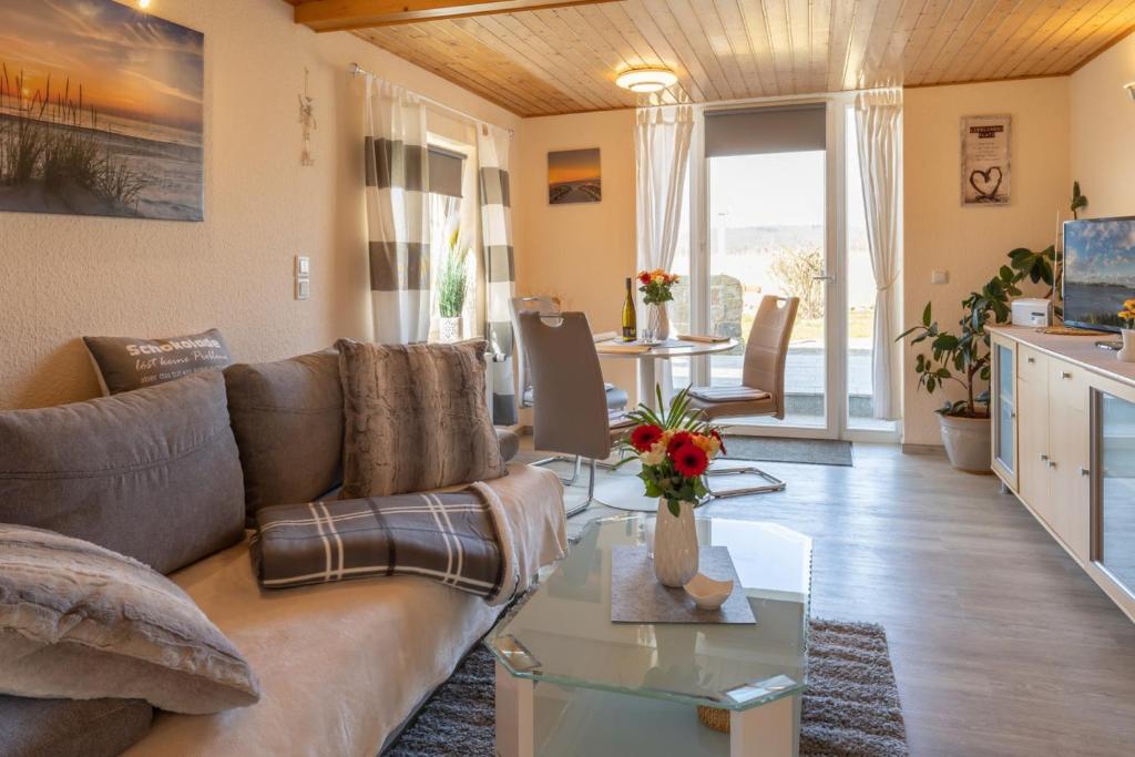 sala de estar con sofá y mesa en Seeblick - Sellin en Sellin