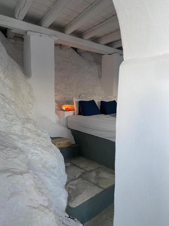 Postel nebo postele na pokoji v ubytování Windhouses Serifos