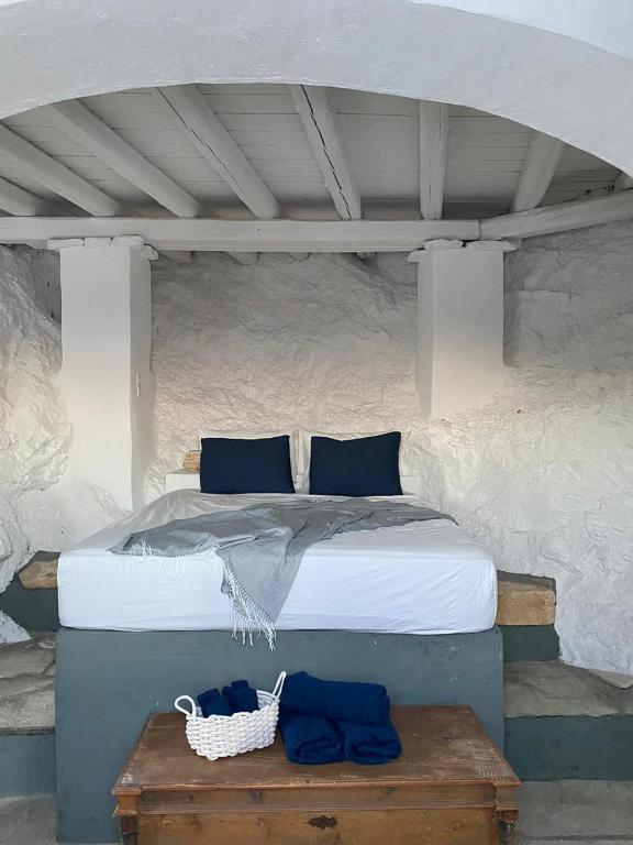 Postel nebo postele na pokoji v ubytování Windhouses Serifos