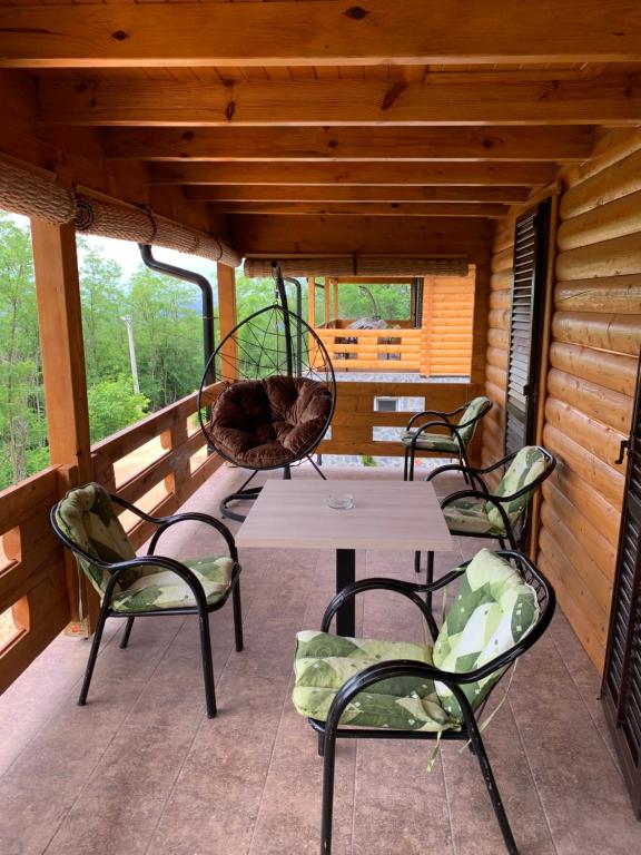 Prostor za sedenje u objektu Boja zalaska - drveni apartman
