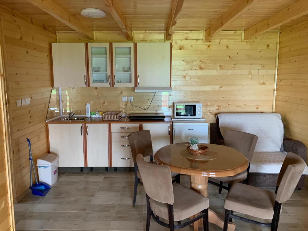 Kuhinja ili čajna kuhinja u objektu Boja zalaska - drveni apartman