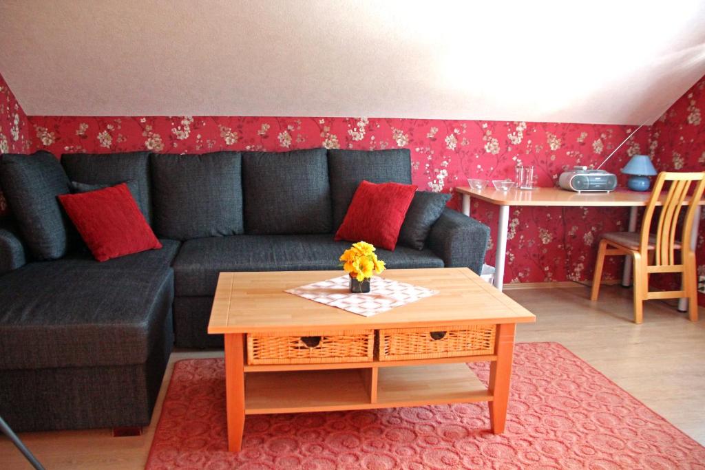 een woonkamer met een bank en een tafel bij Rivaal Guesthouse-Cafe in Põltsamaa
