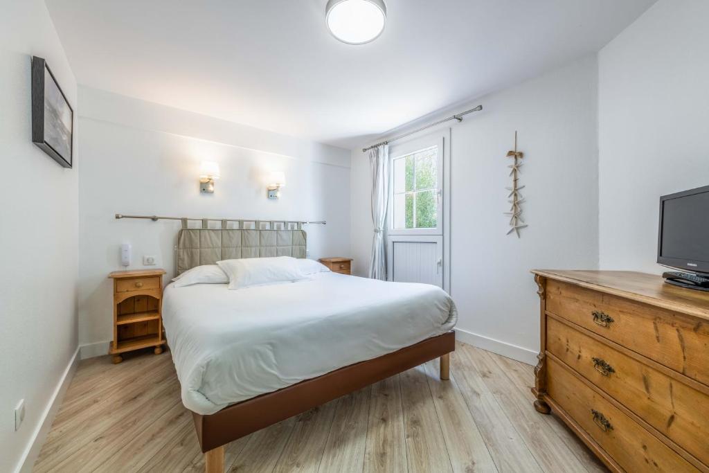 Postel nebo postele na pokoji v ubytování Hotel Le Clos Fleuri