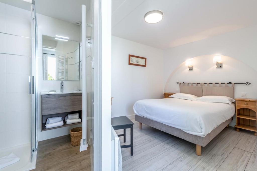 Postel nebo postele na pokoji v ubytování Hotel Le Clos Fleuri