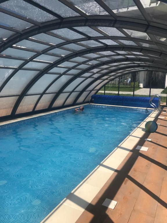 an overhead swimming pool with an expandable roof at BALTIC SUN in Sztutowo