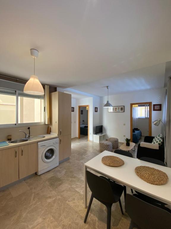 Kuchyň nebo kuchyňský kout v ubytování Central Apartment with patio by Wayra Tarifa