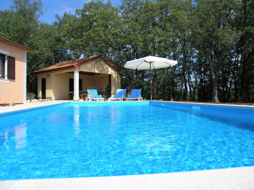 Bazén v ubytovaní Villa Fragola - Holiday house with large garden alebo v jeho blízkosti