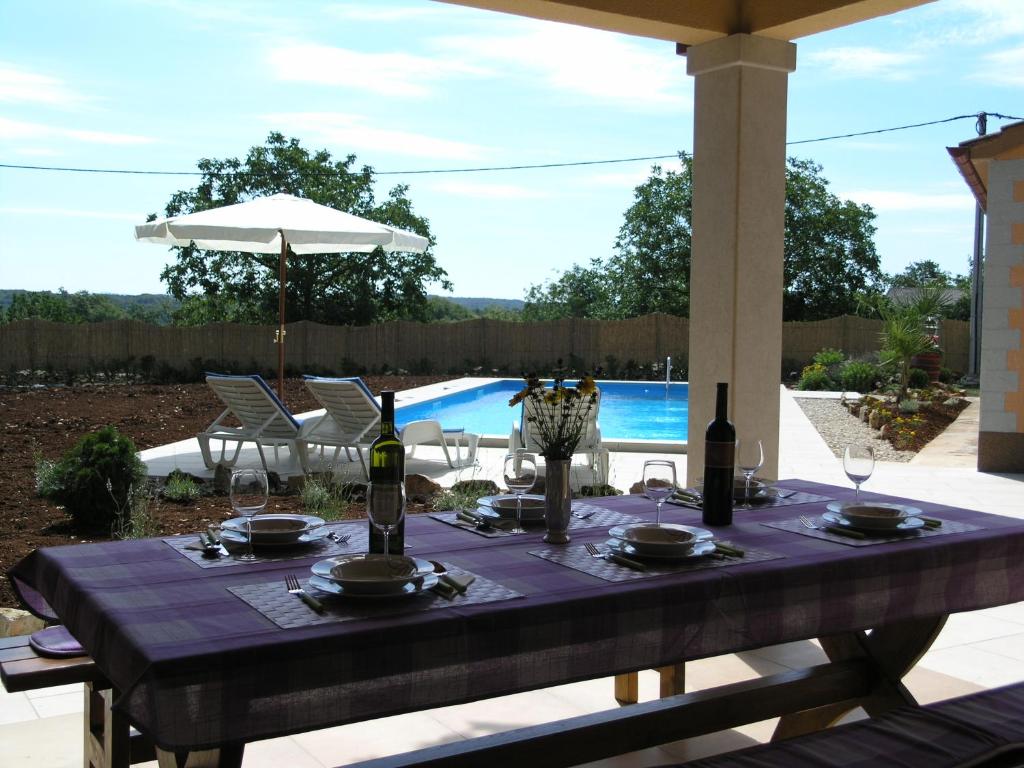 Bazén v ubytovaní Villa Fragola - Holiday house with large garden alebo v jeho blízkosti