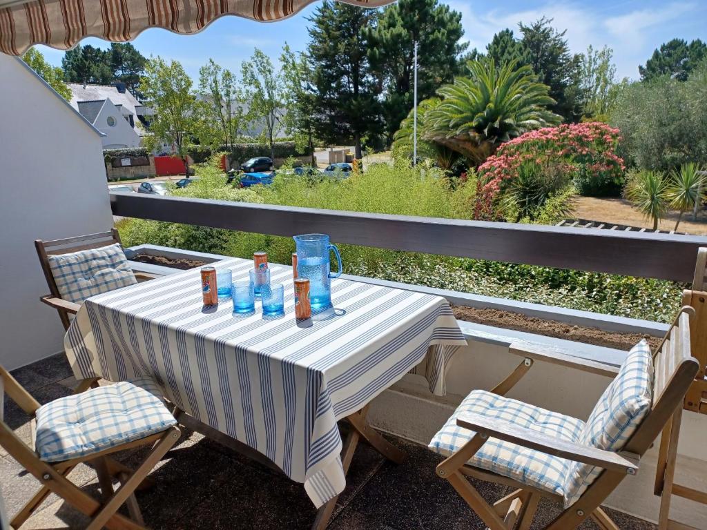 - une table et des chaises sur une terrasse avec vue dans l'établissement Studio Agreable avec balcon, Situation Ideale a Carnac, à Carnac