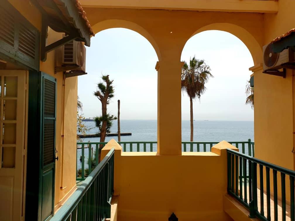 una vista sull'oceano dal balcone di una casa di Principauté a Gorée