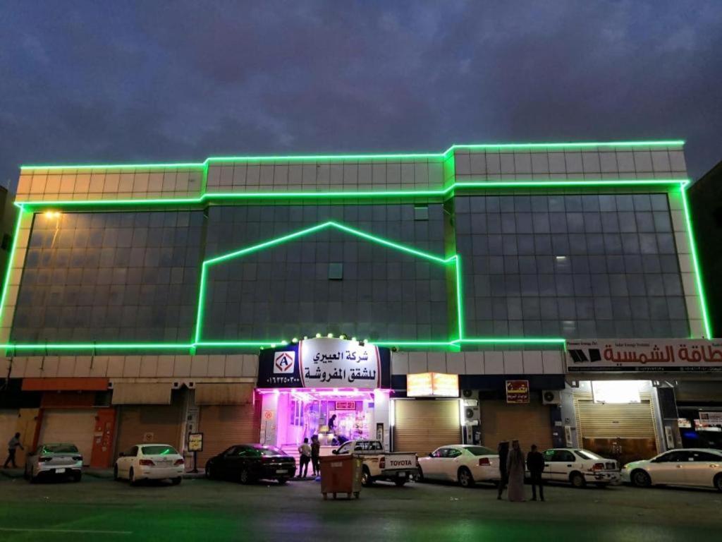 Un bâtiment avec des lumières vertes à l'avant dans l'établissement العييري للوحدات السكنية القصيم 1, à Quaniya