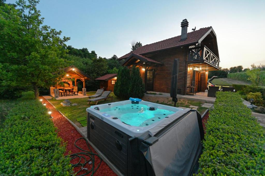 uma grande banheira de hidromassagem no quintal de uma casa em Lavanda Land - Villa Tanya Mrežnica em Donji Zvečaj