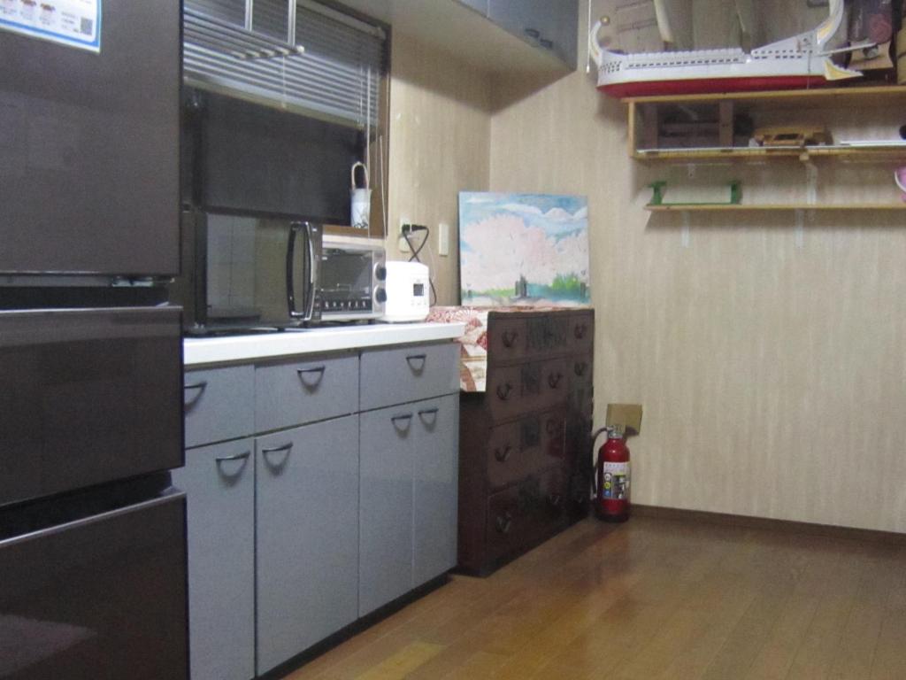 Kuchyň nebo kuchyňský kout v ubytování Minato Oasis Numazu / 沼津観光の中心、伊豆観光の拠点に好立地！沼津港に位置し交通・飲食・コンビニ等至便です！
