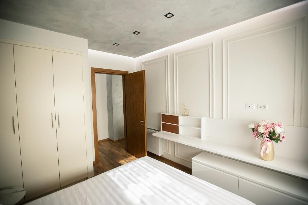 Skyline Apartment - Image 8